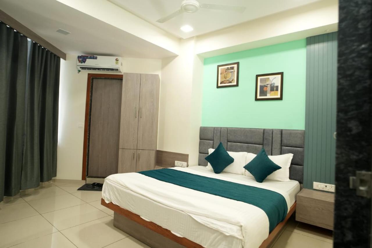 Hotl Sunsky Hotel Vadodara Luaran gambar