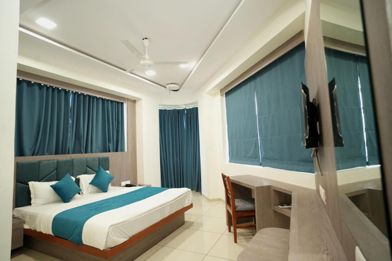 Hotl Sunsky Hotel Vadodara Luaran gambar
