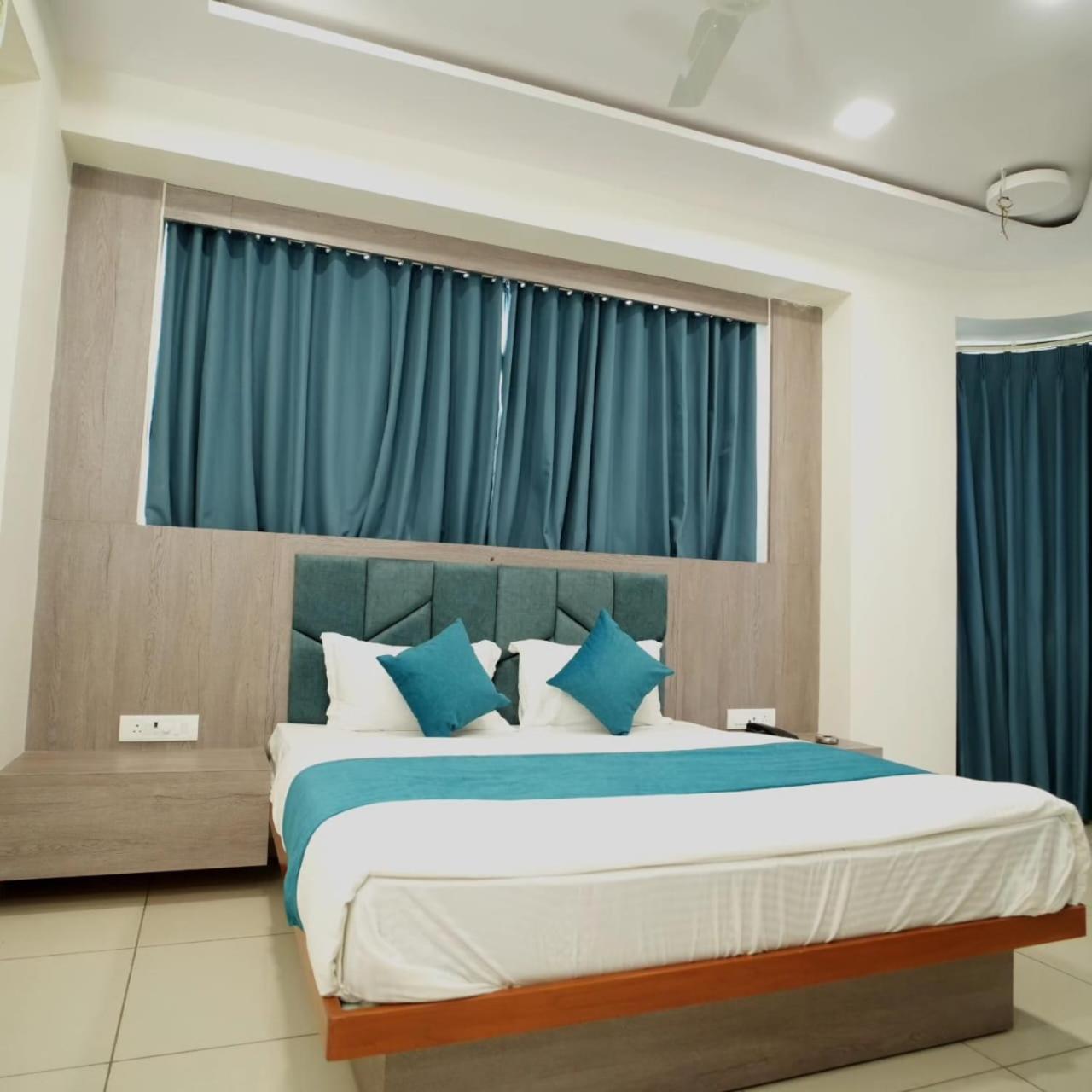 Hotl Sunsky Hotel Vadodara Luaran gambar